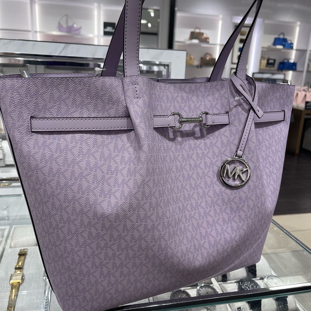 MICHAEL KORS Carson Large Signature Logo Shoulder Tote Bag
Light Quartz
NWT - Picture 10 of 16